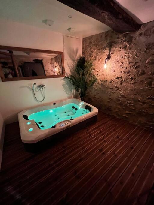 Maison Suspendue Avec Jacuzzi Privatif Pont-en-Royans Eksteriør billede